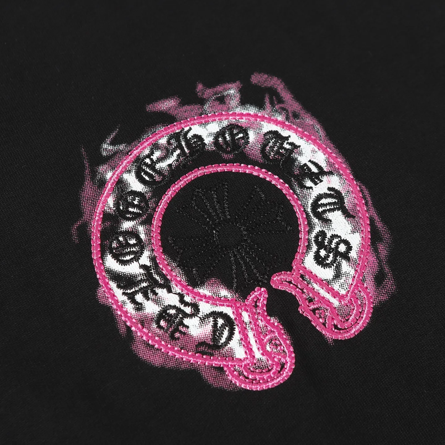 🅿️190 COME HEARTSCH/Cro Heart Purple Horseshoe Printed Embroidered Short Sleeve T-shirt Uses direct injection imported machine printing hardware and accessories, all custom-made, embroidery➕printing design Correctly configured black 2025 packaging 280 grams custom-dyed double yarn cotton version Large, loose and stylish Differentiated from the low version, slim and long version, upper body pulls the hips, correct high-density main mark, washed tag, hand-sewn Color: Black/White Size: XS-L